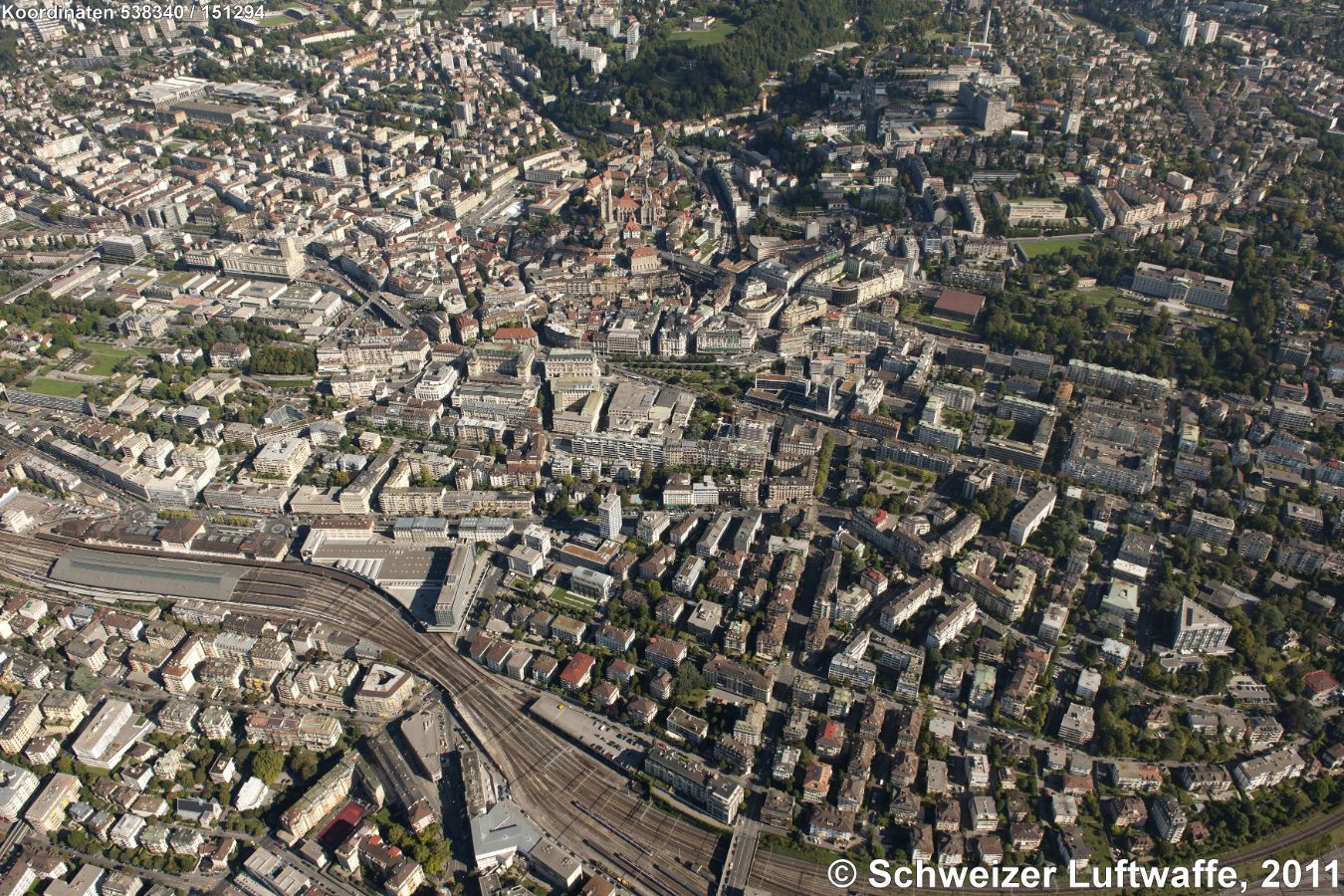 Lausanne Altstadt mit Bahnhof SBB im Vordergrund. Bildmitte: Kathedrale, Rechts obere Mitte: Englischer Parc de Mon-Repos (Position: 2'538'964.90, 1'152'305.07).